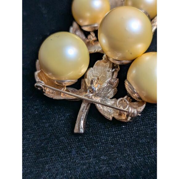 Vintage Rare LISA SCHALLERT Golden Faux Pearl Nouveau Articulated Grapes Brooch - Picture 6 of 12
